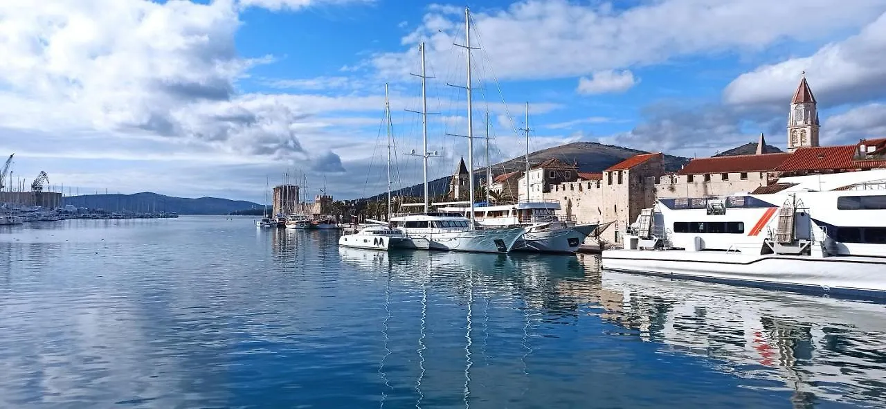 Trogir Beach Rooms & Apartments 3*,