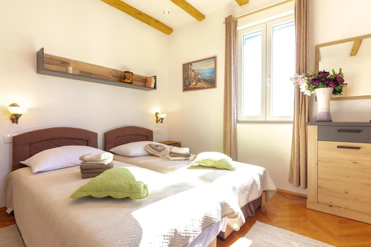 Trogir Beach Rooms & Apartments 3*,